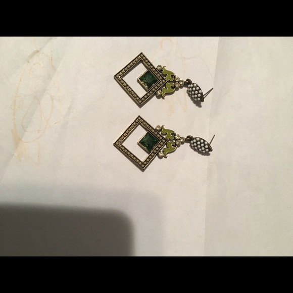 Earrings - Picture 2 of 8